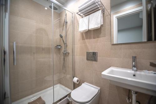 un bagno con doccia, WC e lavandino di Marquesa Boutique Hotel a Nafpaktos