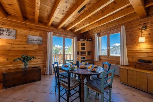 a dining room with a table and chairs at Parenthèse Alpine - Barbecue - Terrasse - Parking in Enchastrayes