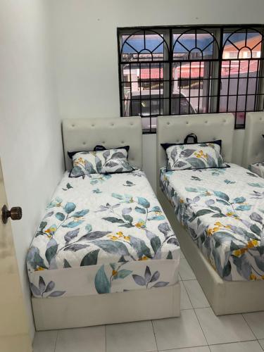 Katil atau katil-katil dalam bilik di Sri Aman Homestay