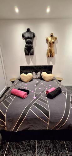 馬賽的住宿－Suite Love Room，卧室配有一张大床,