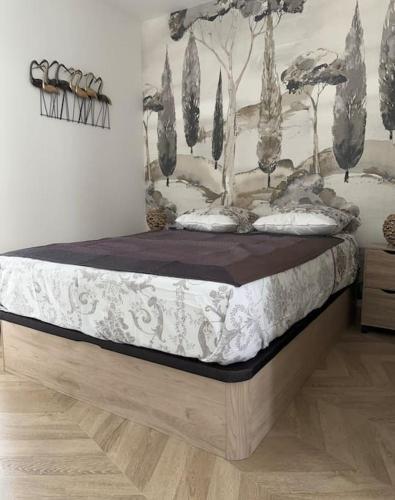 uma cama grande num quarto com uma parede em Appartement 2 pièces RDC em Rambouillet