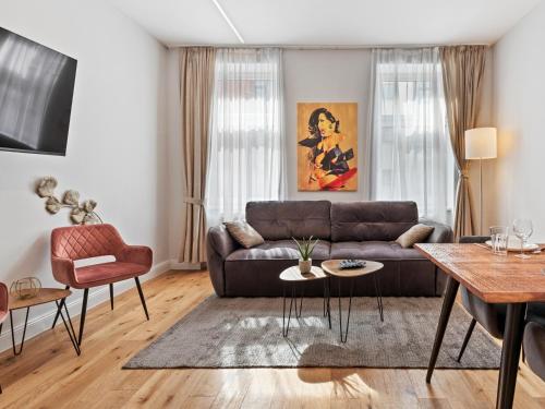 維也納的住宿－SKY9 Apartments District 17，客厅配有沙发和桌子