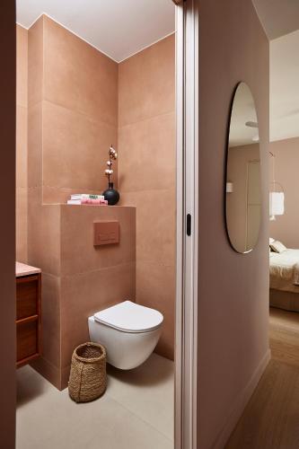 une salle de bain avec toilettes et miroir dans l'établissement Marais - 4 pièces de 115 m2 - grand salon convivial, à Paris