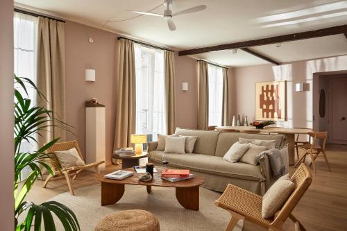 un salon avec un canapé et une table dans l'établissement Marais - 4 pièces de 115 m2 - grand salon convivial, à Paris