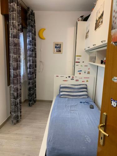 1 dormitorio pequeño con 1 cama en una habitación en Opera Apartments, en Monterenzio