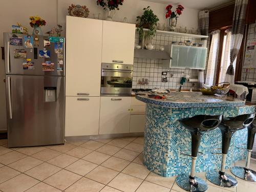 cocina con nevera y encimera en Opera Apartments, en Monterenzio