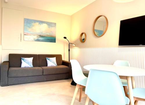 een woonkamer met een bank en een tafel bij Dante Riviera in Nice