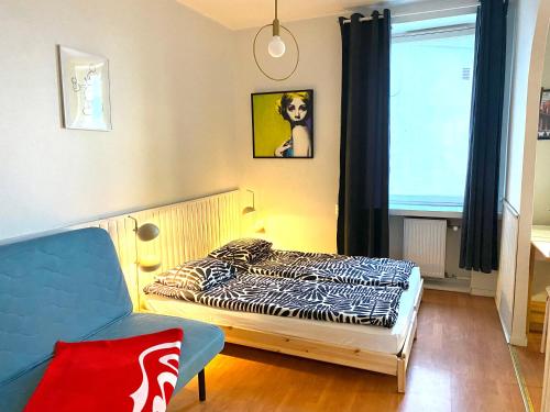 Small home in Kamppi في هلسنكي: غرفة نوم بسرير ونافذة