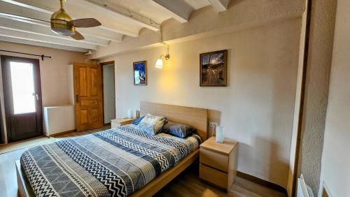 グラタヨプスにあるCa lAixut Turismo Ruralのベッドルーム1室(ベッド1台、シーリングファン付)