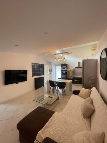 un salon avec un canapé et une table dans l'établissement 3 Apparts à la même adresse, à Villard-Bonnot