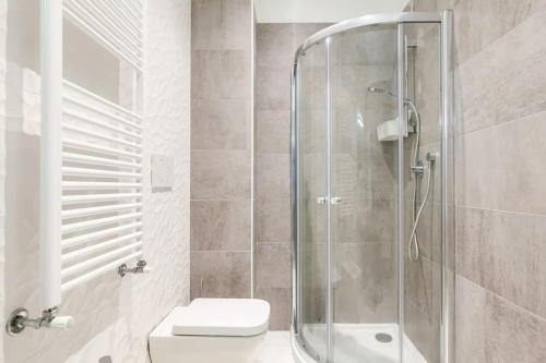 a bathroom with a toilet and a glass shower at Mare a 2min - Casa con Piscina e Posto in Spiaggia - Parcheggio in Calambrone