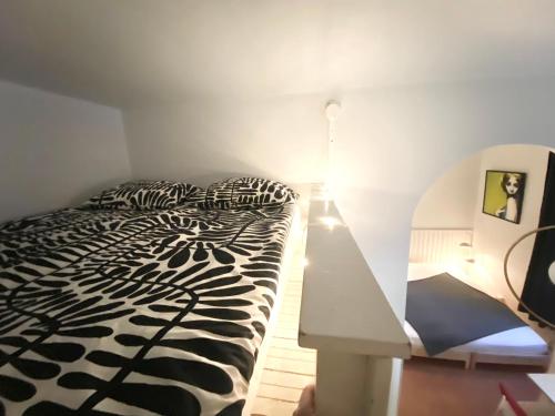 1 dormitorio con 1 cama en blanco y negro y 1 lámpara en Small home in Kamppi, en Helsinki