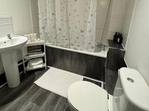 y baño con aseo, lavabo y bañera. en Manchester flat close to City Centre and Stadium en Mánchester