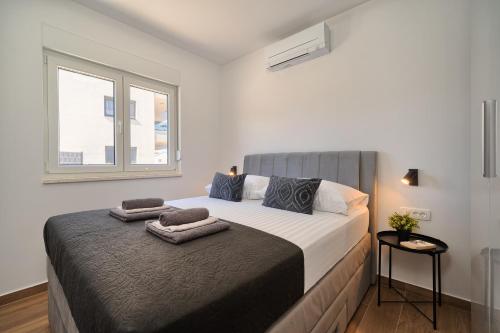 um quarto com uma cama com duas toalhas em Vice's Place - Sea-View & Pool em Slatine