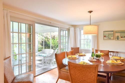 オーリンズにあるPrivate Path to Nauset Beachの木製のテーブルと椅子のあるダイニングルーム
