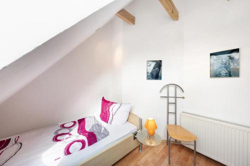 una camera da letto con un letto, un tavolo e una sedia di Galerie Haus Wohnung 4 a Sehestedt
