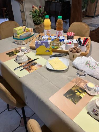 Saint-Maclou-de-FollevilleにあるLa Marokanetteの白いテーブルクロスと食べ物