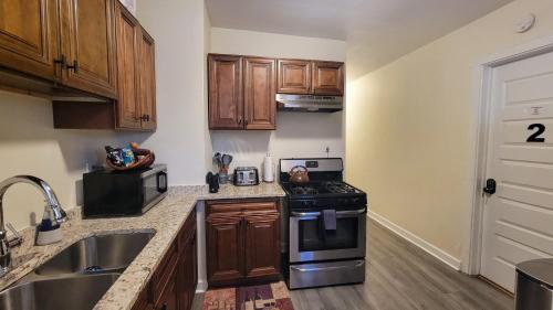 a small kitchen with a stove and a sink at Chateau de Woodlawn - Room I - La Tour Eiffel in Chicago