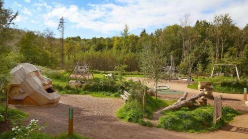 un parque infantil con un parque infantil con un columpio en Monaghan Town House sleeps 12 5 mins walk to Town Centre, en Monaghan