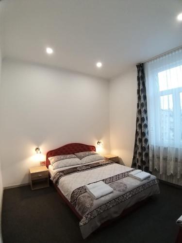 Un dormitorio con una cama grande y una ventana. en TOMISLAV, en Zagreb
