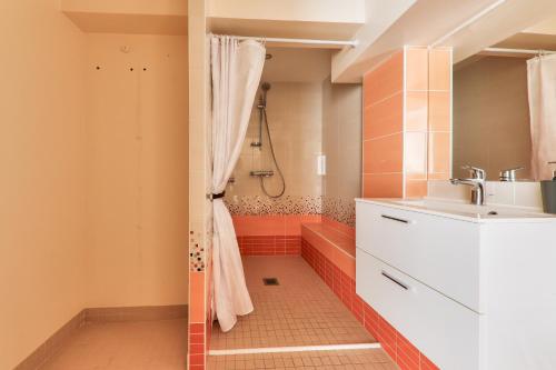 a bathroom with a shower curtain and a sink at Sejour apaisant au coeur de Sarzeau in Sarzeau
