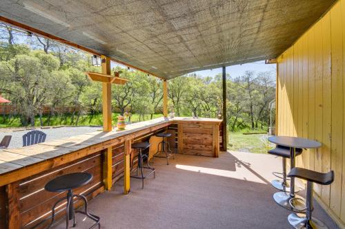 Foto de la galería de Pet-Friendly Valley Springs Retreat with Fire Pit! en Valley Springs