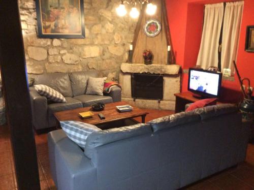 sala de estar con sofá azul y mesa en Casa Lula 1 Pendueles LLanes, en Llanes