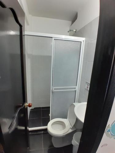 a small bathroom with a toilet and a shower at Hospedaje Brisas del Mar 1A in San Andrés