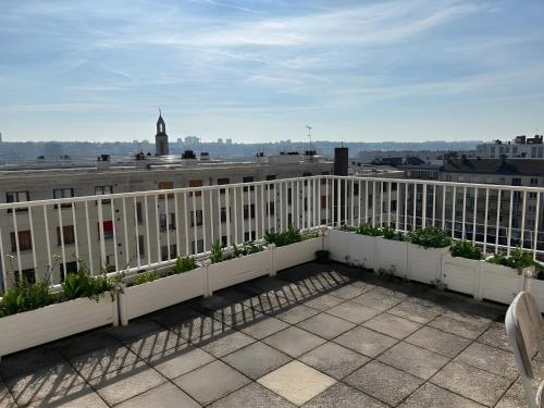 Studio à proximité immédiate des transports avec une terrasse