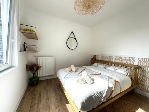 une chambre avec un lit avec un miroir au mur dans l'établissement Chez Alexia et Vincent, à Lille
