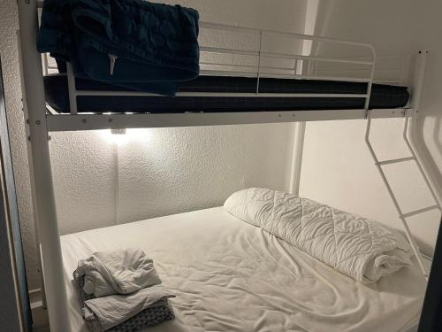 เตียงสองชั้นในห้องที่ T2 - Les pieds dans le sables en toutes saisons 5 couchages - climatisation - parking privée - piscine - situation optimum et rare - Amoureva - Plage Richelieu- Cap d'Agde