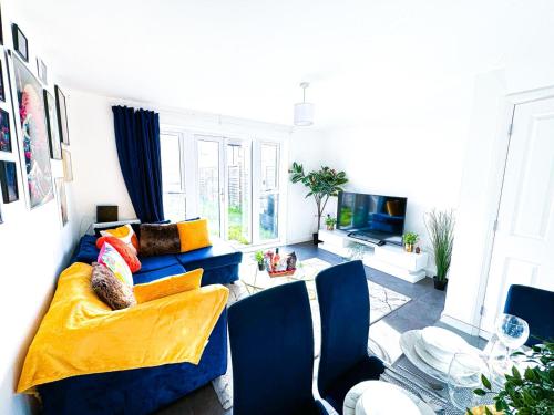 a living room with a blue couch and a tv at 3Bed House For Contractors Large Group Sleep upto9 in Birmingham