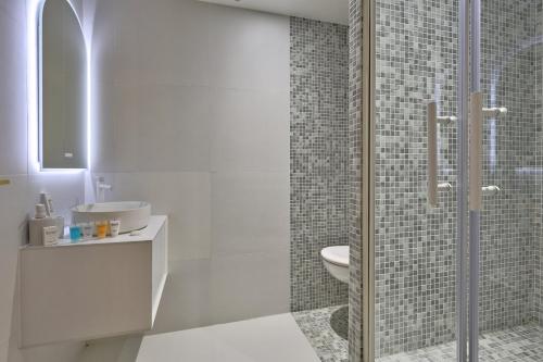 Photo de la galerie de l'établissement 369 Suite Fondary 5 - Superb apartment in Paris, à Paris