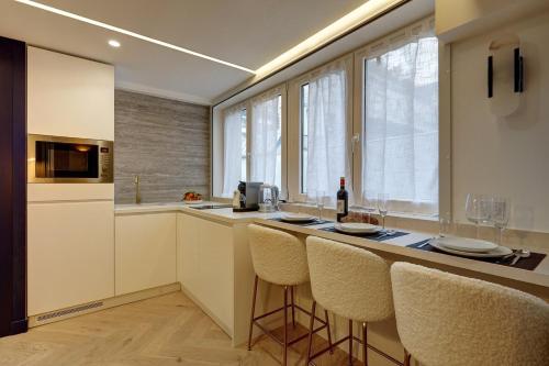 Photo de la galerie de l'établissement 369 Suite Fondary 5 - Superb apartment in Paris, à Paris