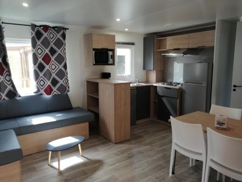 Dapur atau dapur kecil di CAMPING LES OURMES