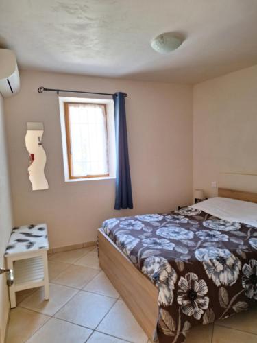Schlafzimmer mit einem Bett und einem Fenster in der Unterkunft Bastide Marie Antoinette in La Colle-sur-Loup