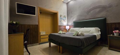 una camera con un letto con due cuscini sopra di Smart Station Hotel a Napoli