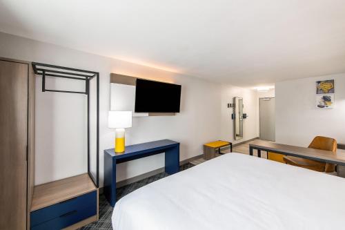 TV a/nebo společenská místnost v ubytování Comfort Suites Longview North