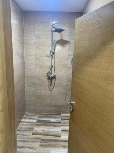 um chuveiro numa casa de banho com uma porta de vidro em Vikendica Berak em Skender Vakuf