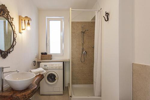 a bathroom with a sink and a washing machine at Villa Ginevra by Villa Plus in Ispica