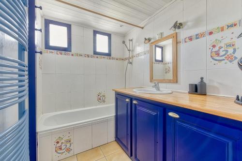 une salle de bain avec une baignoire et un lavabo et une baignoire dans l'établissement La Dolce Vita¶ Belle vue ¶ Confort ¶Proche TRAM, à Grenoble