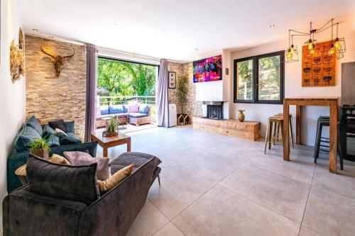 un salon avec un canapé et une cheminée dans l'établissement Magnifique villa moderne avec piscine à Mougins, à Mougins