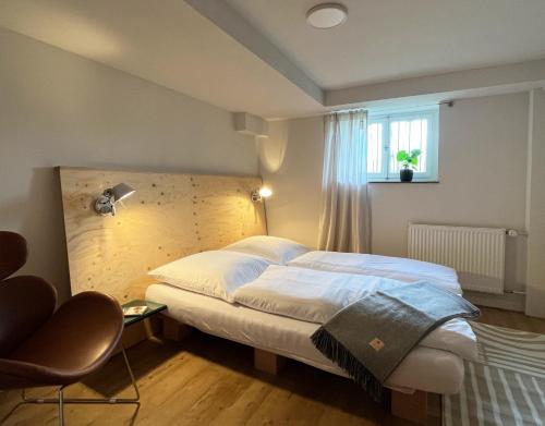 a bedroom with a bed and a window at Kolberg Studio - Moderne Ferienwohnung in Boppard in Boppard