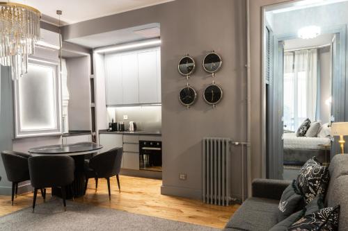 uma sala de estar com uma mesa e uma cozinha em Rome Bridge Apartment em Roma