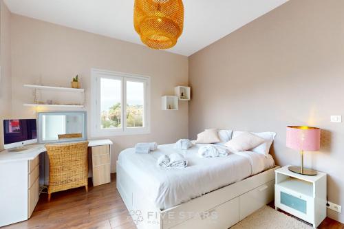 - une chambre avec un lit, un bureau et une fenêtre dans l'établissement Villa La Roche aux Mouettes FSHH, à Nice