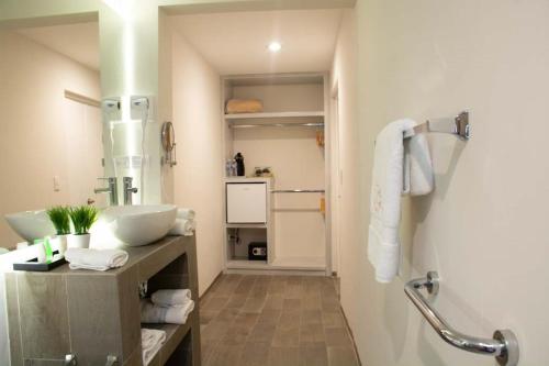 Habitación con baño con lavabo y aseo. en Hotel Monumental en Aguascalientes