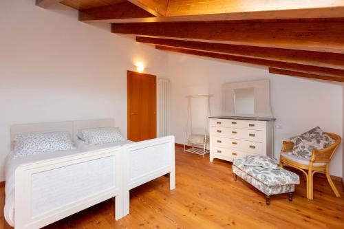 Mansarda vista Lago di Como e Balbianelloにあるベッド