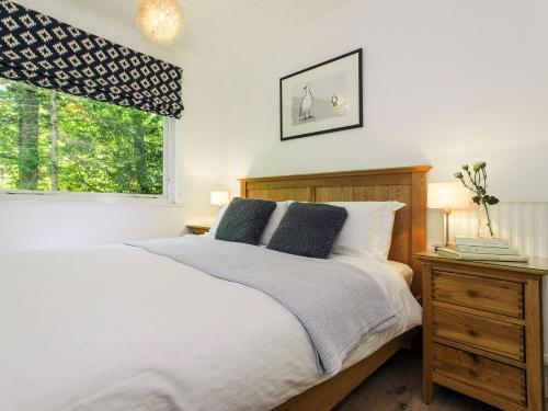 a bedroom with a bed and a window at 2 Bed in Beaulieu NFL71 in Beaulieu
