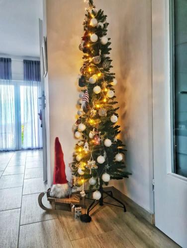 a christmas tree in a room with a santa claus at LA MIA STORIA in Beretinec