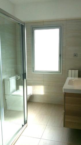 ein Bad mit einer Glasdusche und einem Waschbecken in der Unterkunft LARGE HOUSE & POOL near the beach and Barcelona in Alella